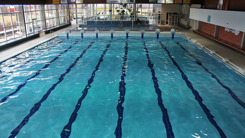 Opilec budil pohoršení v bazénu. Když ho odvedli strážníci, chtěl ujet autem